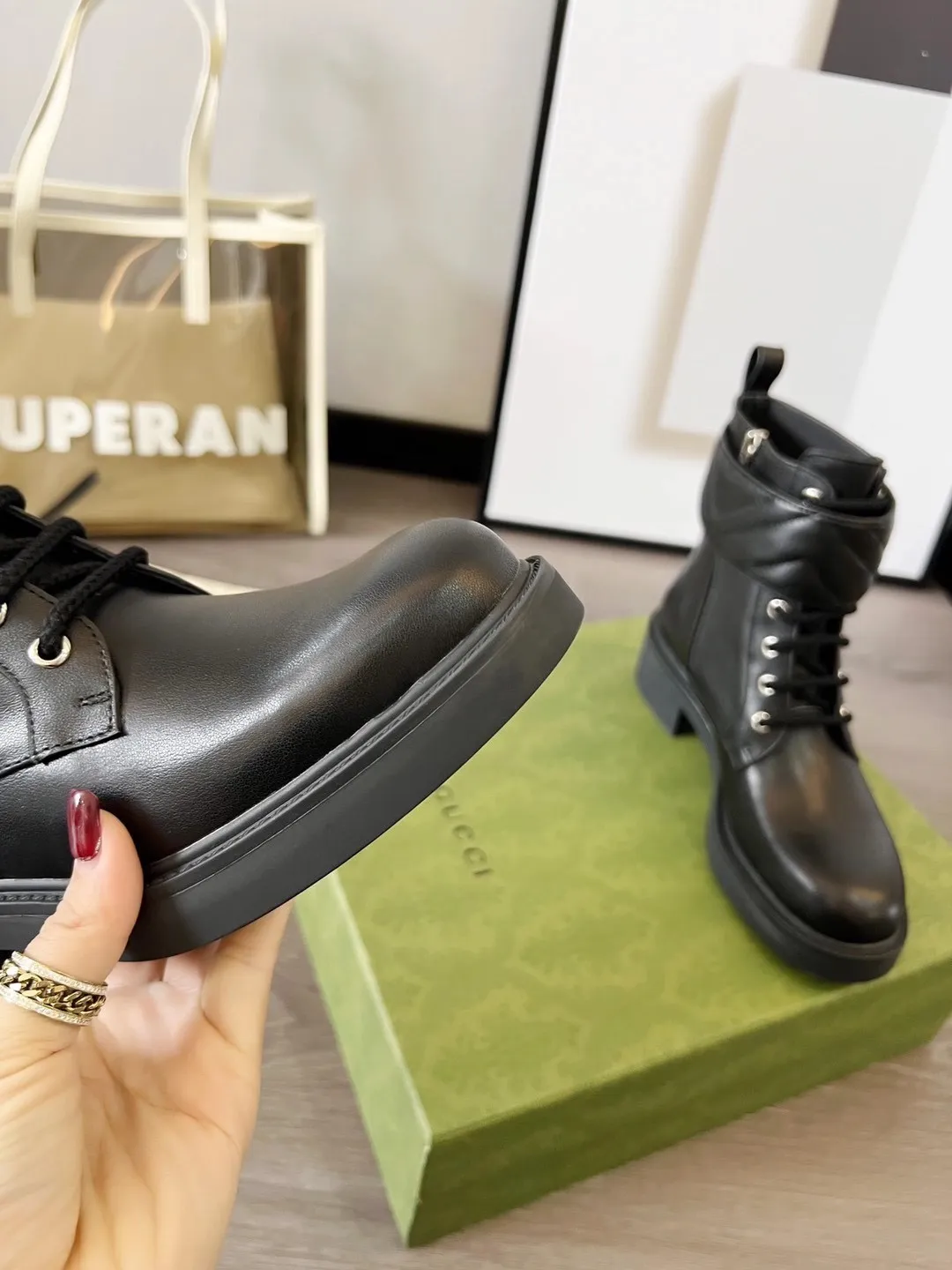 👟👟Ex-factory price 560👟👟 Autumn and winter GUCCI double G ankle boots original model opening✅ Full oil edges and metal chain details, a pull strap at the back for easy putting on and taking off, elastic design on both sides, full of high-end sense [strong] Fabric: cowhide🐂 Inner/foot pads: high-end cowhide🐂 Little Bee GUCCI TPU outsole Heel height 4cm Color: black Code number: 35-41 (41 needs to be customized) Packaging: Comes with card and cloth bag.